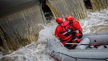 Profesionální hasiči z celého kraje si na Úpě v Ratibořicích nedávno cvičili záchranu tonoucích z vodního válce. 