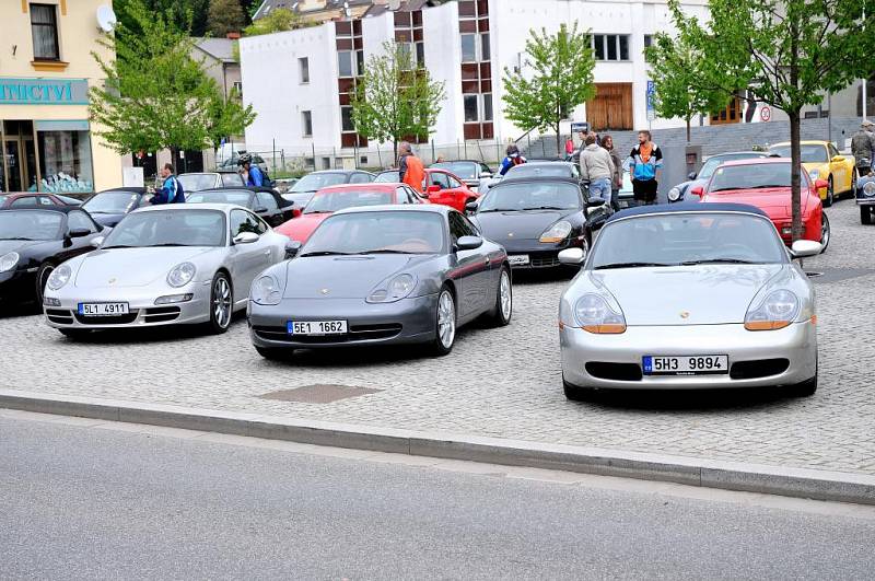 TŘI DESÍTKY automobilů Porsche brázdily o víkendu náchodským regionem. Zastavily se i na hronovském náměstí.