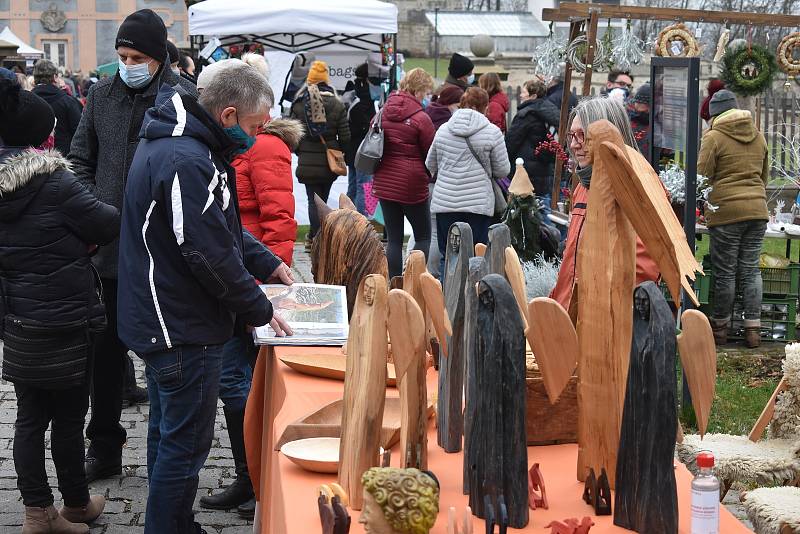 Během třetí adventní neděle se v areálu broumovského kláštera uskutečnil Adventní trh. Na trhu bylo možné zakoupit nejrůznější regionální produkty od více než padesáti prodejců z celých východních Čech.