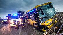 U Černčic havaroval autobus s cestujícími, pět lidí se zranilo.
