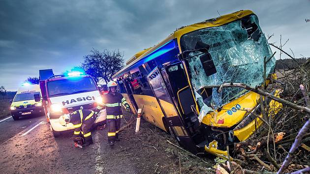 U Černčic havaroval autobus s cestujícími, pět lidí se zranilo.