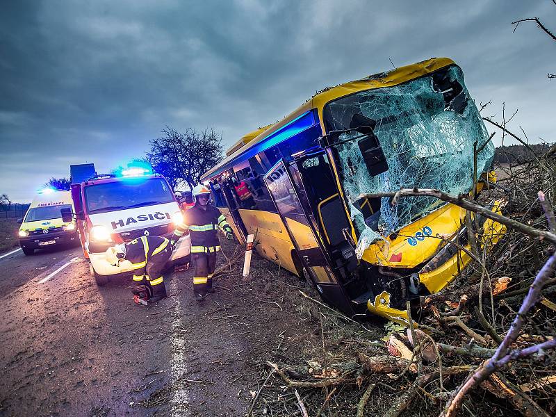 U Černčic havaroval autobus s cestujícími, pět lidí se zranilo.