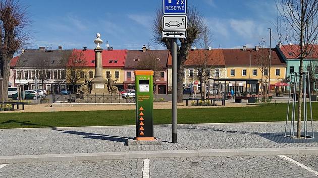 Elektromobily dobijete také na náměstí v České Skalici.