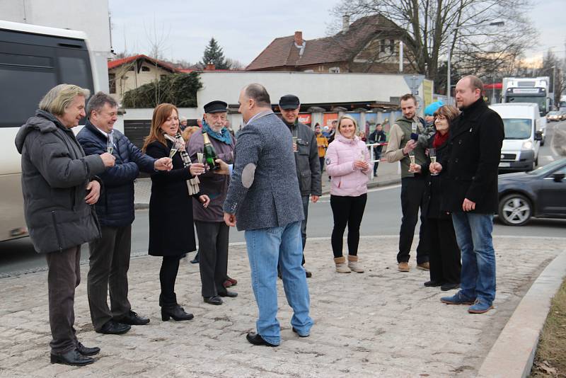 Náchodský zámek má svého „mladšího brášku“ na kruháku v centru města.