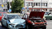 V úterý odpoledne se u pardubické ČEZ Areny střetly dva automobily. Kromě potlučených plechů naštěstí došlo jen k lehčímu zranění.
