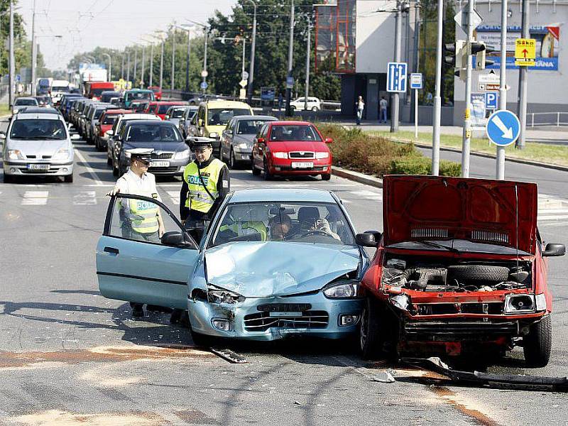 V úterý odpoledne se u pardubické ČEZ Areny střetly dva automobily. Kromě potlučených plechů naštěstí došlo jen k lehčímu zranění.