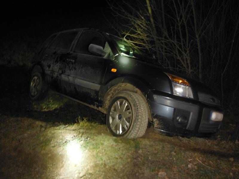 K dopravní nehodě osobního automobilu vyjeli po druhé hodině ranní profesionální hasiči z Hořic. Vozidlo havarovalo na komunikaci blízko ulice Jiřího z Poděbrad a zůstalo opřené o plot.  Nehoda byla bez zranění.