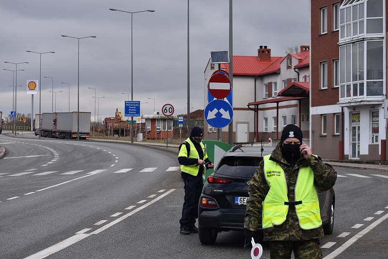 Přechod v Náchodě-Bělovsi hlídala polská hraniční stráž a policie.