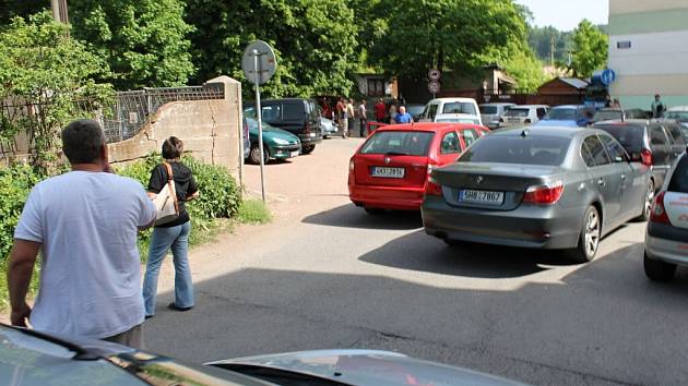 Po desáté hodině dopoledne se v Náchodě odehrála malá blokáda dopravy. Přistoupila k ní zdejší obyvatelka Miloslava Linhartová, která chtěla upozornit na nedobrou dopravní situaci na objížďce přes pěší zónu směrem na plhovské sídliště. 