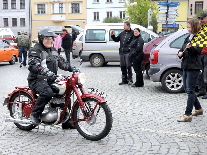 První jarní vyjížďka veteránů v Polici nad Metují.