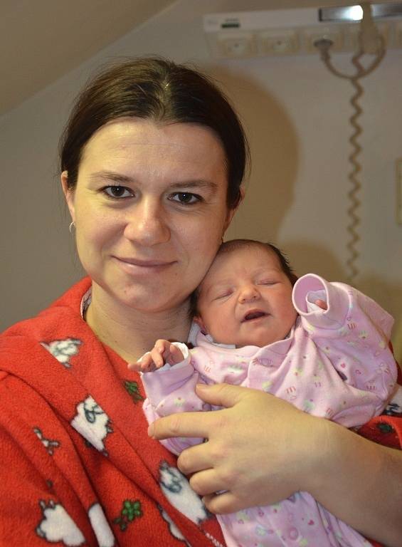 VIKTORIE ŽIŠŤÁKOVÁ se narodila 30. března 2016 v 0.59 hodin s váhou 3035 g a délkou 49 cm. S rodiči Lenkou Papírníkovou a Jaroslavem Žišťákem bydlí ve Starkoči, kde se na sestřičku těšil i šestiletý Vojta. 