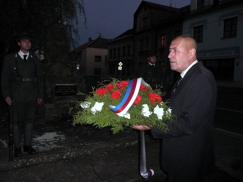 ČESTNÁ STRÁŽ spolu T-S 20 Pláň u pomníku padlým legionářům. Věnec přišel položit i starosta Tomáš Hubka. 