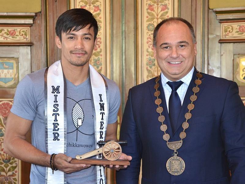 V Náchodě se včera objevil i Muž světa Neil Perez, jenž se pyšní titulem Mister International.