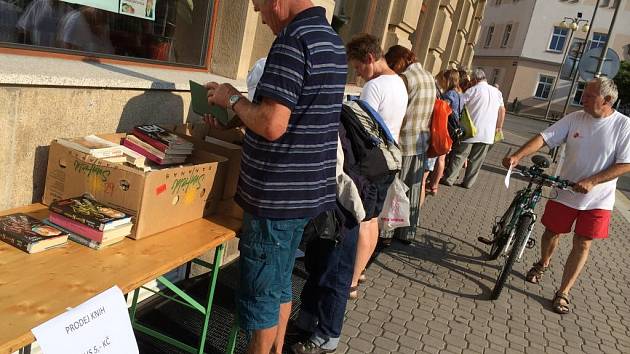 Na ulici před knihovnou začal výprodej starších vyřazovaných knihy pouze za symbolickou cenu.