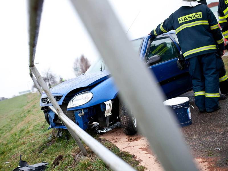 Vozidlo značky Citroen narazilo do ochranného zábradlí na cyklostezce vedoucí souběžně s hlavní silnicí.