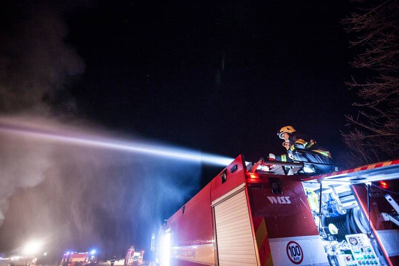 K velkému požáru skladovací haly sena v Bohuslavicích nad Metují došlo v neděli před čtvrtou hodinou ranní. 