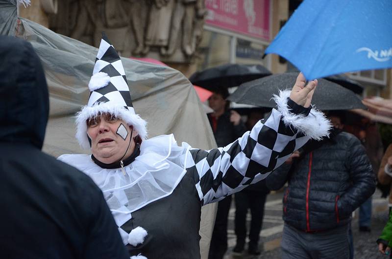 Masopust, který v centru Náchoda slavili čeští i polští sousedé, sice skrápěl déšť, přesto se příchozí dobře bavili.