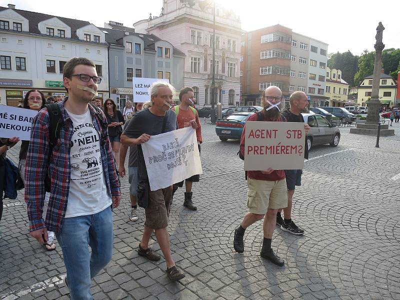 Tichý protest proti premiérovi v demisi Andreji Babaišovi v Náchodě.