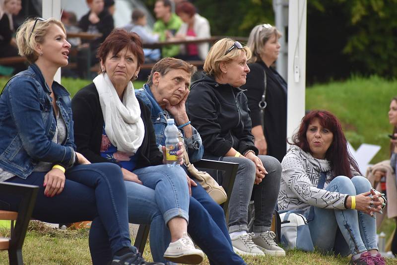 Bezmála dva tisíce lidí včera odpoledne zavítalo do areálu Oblastní nemocnice Náchod, který se na pár hodin proměnil v místo zábavy, zdravotní výchovy a prevence. Foto: Deník/Jiří Řezník