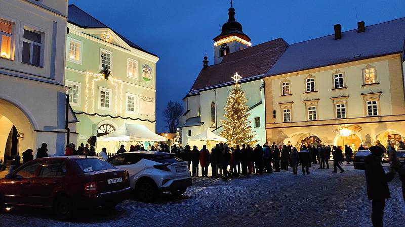 Druhá adventní neděle na Husově náměstí v Novém Městě nad Metují.