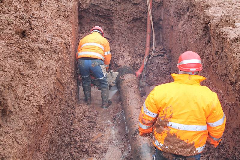 Havárie na vodovodním řadu připravila ráno nepříjemné probuzení více než tisícovce obyvatel sídliště Spořilov. Situaci pomáhala řešit modrá cisterna. Chlapi od vody odstraňovali příčinu havárie v rozbahněném výkopu.