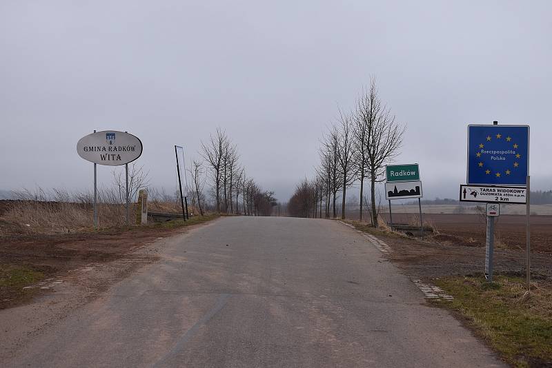 Na hraničním přechodu v Božanově nebyly kontroly vůbec žádné. Zkusit projet hranici bez potřebných potvrzení by tu sice šlo, ale s velkým rizikem kontroly na území Polska, kde hrozí karanténa popřípadě citelný peněžitý trest.