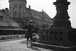 Filmový záběr Františka jako studenta v zahradě novoměstského zámku, který představoval zahradu klášterní.