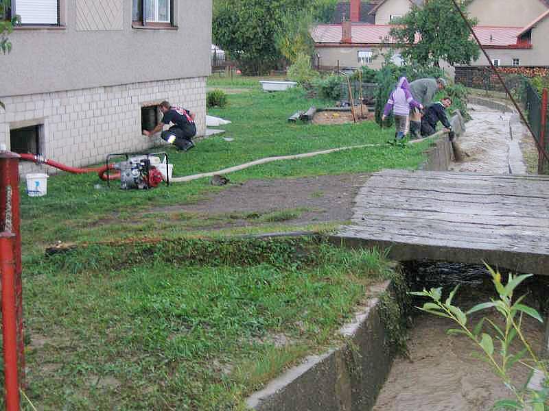 PEKLO NAD ZDOBNICÍ. Snímky z pondělního zásahu jednotky dobrovolných hasičů z Kostelce nad Orlicí.