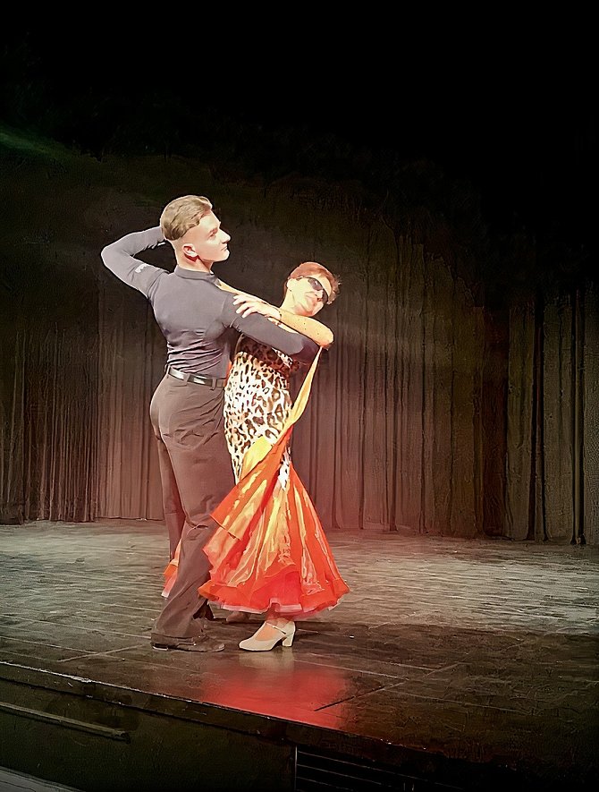 Michal Petrů a Renata Moravcová tančí na Barevné tmě v Dobrušce.