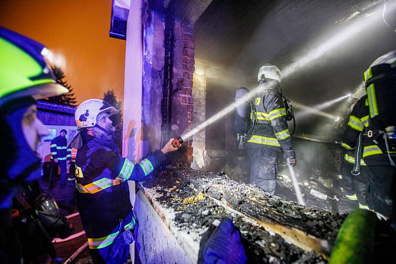 Pět jednotek hasičů bojovalo s požárem baráku v Rychnově