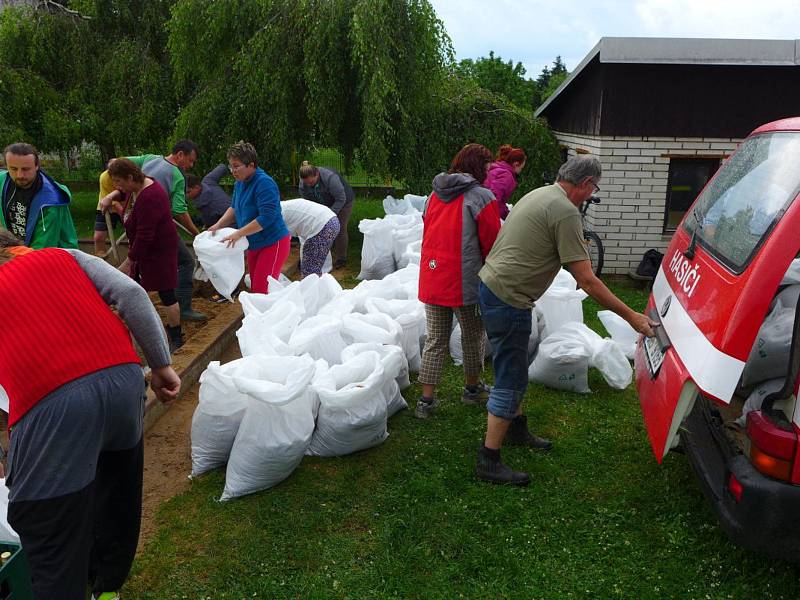 Voda se valila Dřízeňským údolím a obcí Přepychy. Pomáhali hasiči i dobrovolníci.