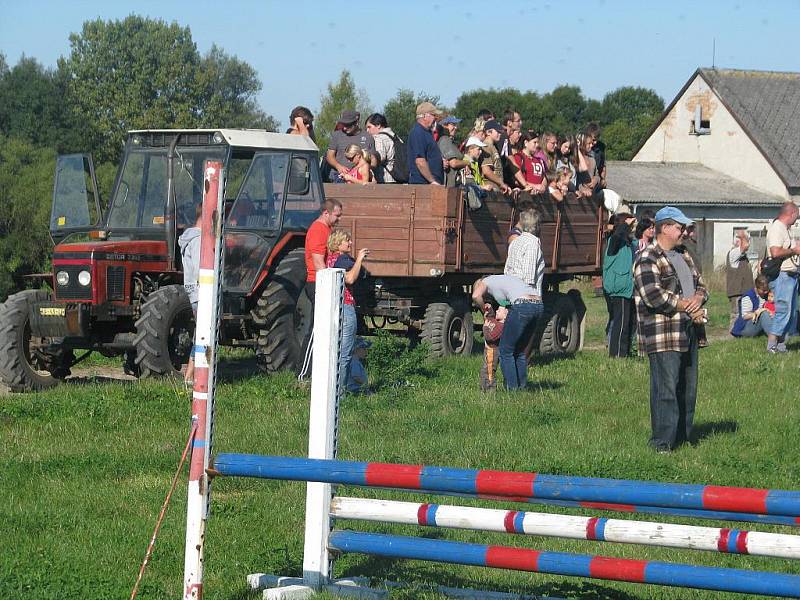 Hubert jezdil podzimní krajinou