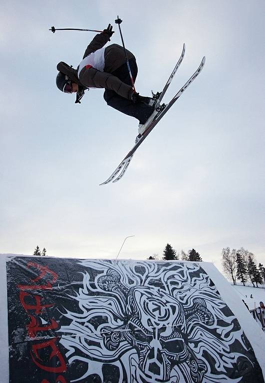 V nedávno otevřeném snowparku IGUANA v Deštném v Orlických horách se o víkendu poprvé závodilo. Na startu se sešla česká špička freeskierů.