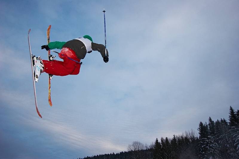 V nedávno otevřeném snowparku IGUANA v Deštném v Orlických horách se o víkendu poprvé závodilo. Na startu se sešla česká špička freeskierů.