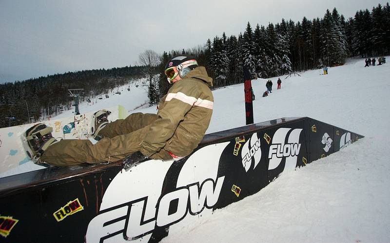 V nedávno otevřeném snowparku IGUANA v Deštném v Orlických horách se o víkendu poprvé závodilo. Na startu se sešla česká špička freeskierů.