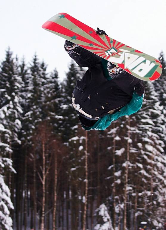 V nedávno otevřeném snowparku IGUANA v Deštném v Orlických horách se o víkendu poprvé závodilo. Na startu se sešla česká špička freeskierů.