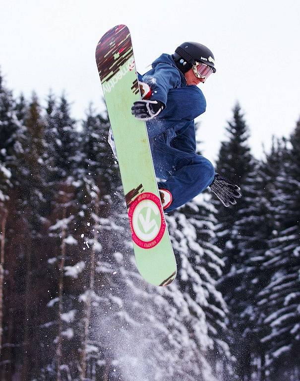 V nedávno otevřeném snowparku IGUANA v Deštném v Orlických horách se o víkendu poprvé závodilo. Na startu se sešla česká špička freeskierů.