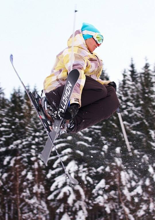 V nedávno otevřeném snowparku IGUANA v Deštném v Orlických horách se o víkendu poprvé závodilo. Na startu se sešla česká špička freeskierů.