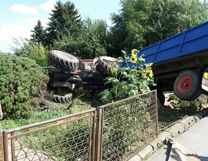Z tragické srážky traktoru s osobním autem v Bílé Třemešné.