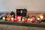 Lidé zapalovali svíčky na památku Karla Gotta.