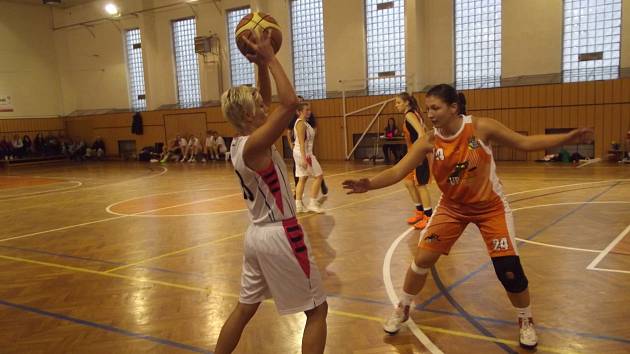 POHÁROVÝ DUEL s SK UP Olomouc basketbalistky Týniště (na snímku s míčem Lucie Winklerová) prohrály o 14 bodů.  