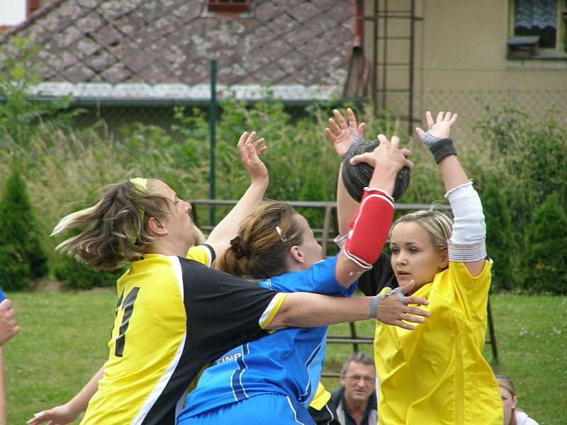 Druhé utkání série o 3. místo v I. lize národních házenkářek Dobruška - Krčín (22:20). 