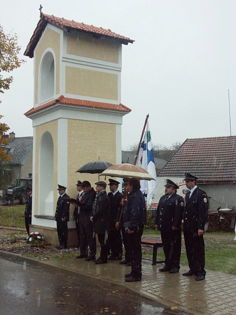 První zvonění na nově opravenou zvonici v Kosteleckých Horkách