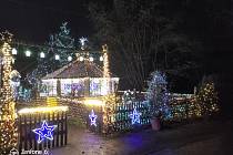 Vánočně vyzdobený osvětlený dům v Chotovicích.