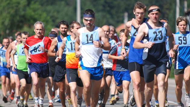 ŠESTAČTYŘICET ZÁVODNÍKŮ se postavilo na start desetikilometrového přespolního běhu v Kounově.