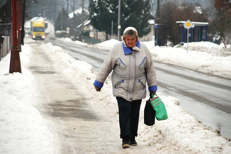 Ledovatka na Rychnovsku zavřela silnice v Orlických horách.