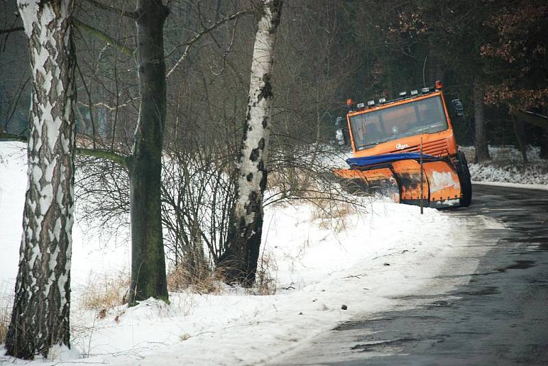 Ledovatka na Rychnovsku zavřela silnice v Orlických horách.