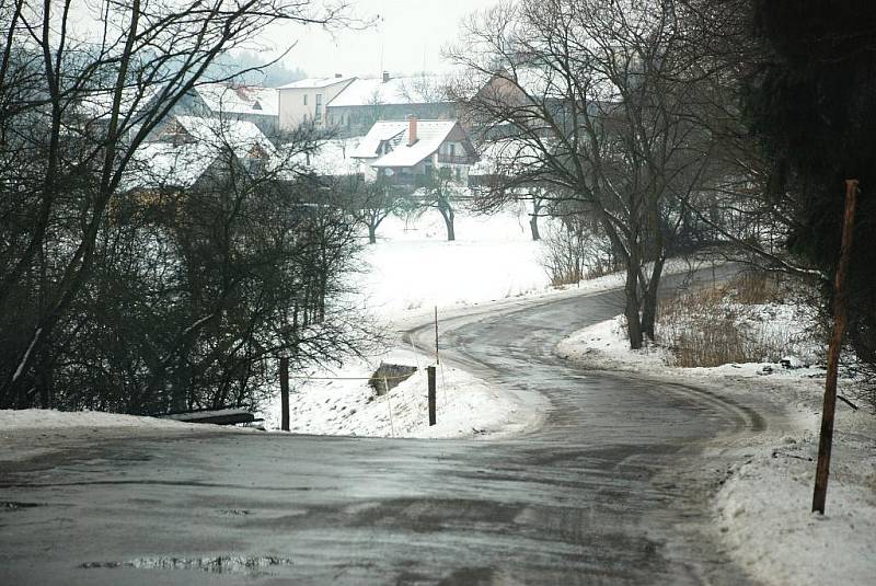 Ledovatka na Rychnovsku zavřela silnice v Orlických horách.