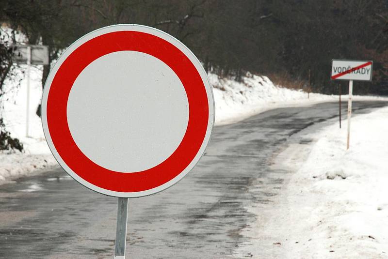 Ledovatka na Rychnovsku zavřela silnice v Orlických horách.