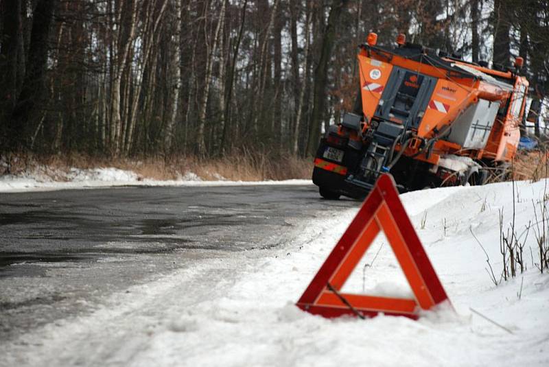 Ledovatka na Rychnovsku zavřela silnice v Orlických horách.